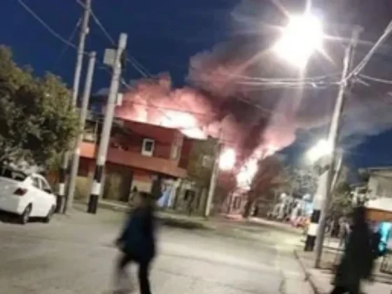 Incendio con explosiones desata alarma en todo el barrio