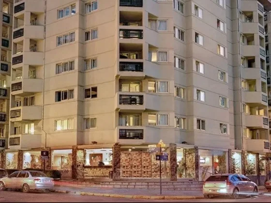 Un estudiante cayó del sexto piso de un hotel y está grave