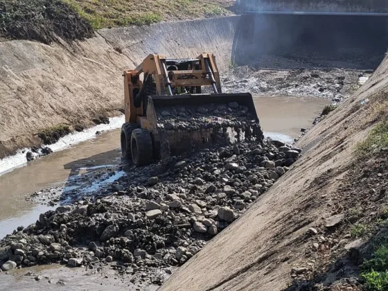 Ejecutan tareas de limpieza en el canal Huaico de zona norte