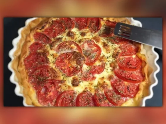 Tarta de pollo a la mostaza con tomate, novedosa y fácil