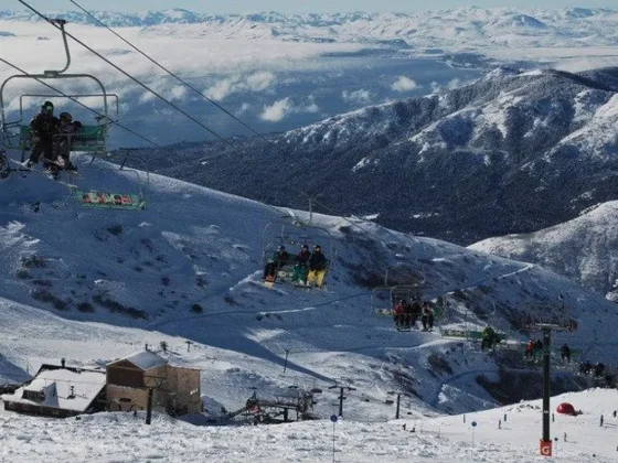 Cerro Catedral: una adolescente se cayó en una de las pistas de esquí y quedó internada