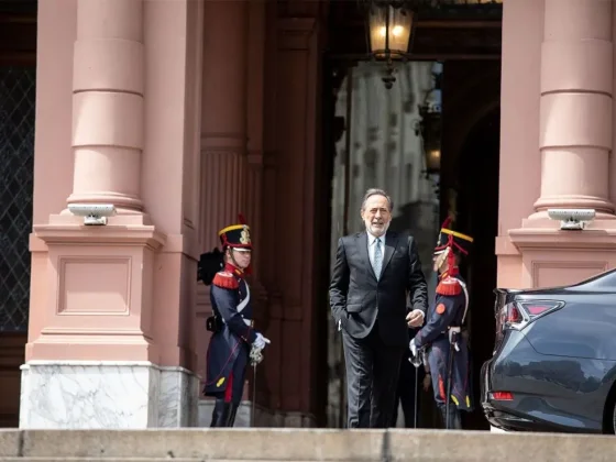 Francella se alinea con las fuerzas del cielo y llega a la Rosada