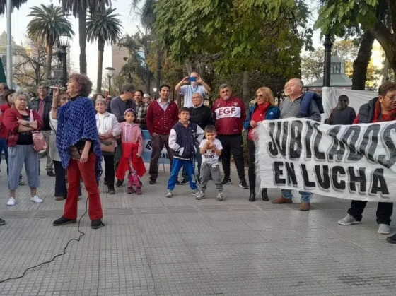 Jubilados salteños se manifestaron en contra del veto a la reforma jubilatoria