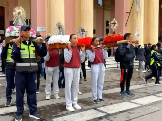 Peregrinación azul: Más de 2500 policías llegaron peregrinando desde El Carril a la Catedral