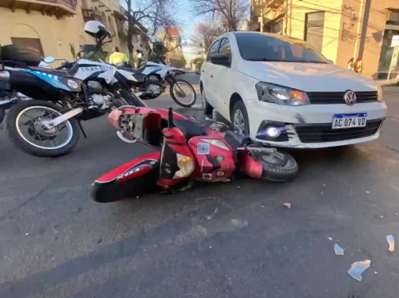 Fuerte choque entre un auto y una moto