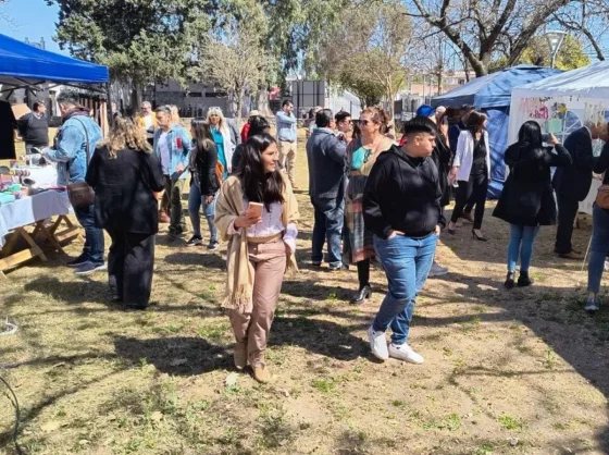 La feria “El mundo en un lugar” inició con gran despliegue de colores, culturas y música