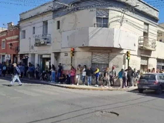 Diputados provinciales buscan evitar largas filas en la vereda de organismos públicos
