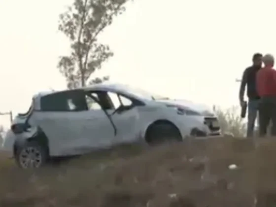 Impactante vuelco en Circunvalación Oeste: un auto salió despedido a más de 20 metros de la ruta