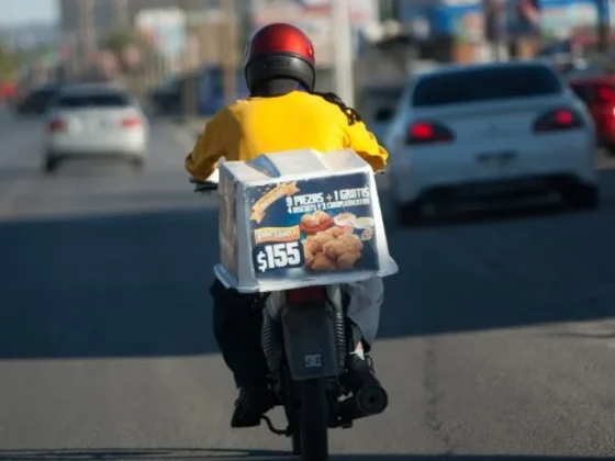 Falsos clientes de delivery acusados de robarles portando armas