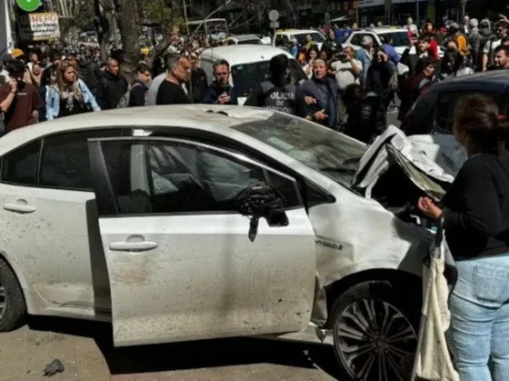Conductor perdió el control del auto, se subió a la vereda y atropelló a más de 30 personas