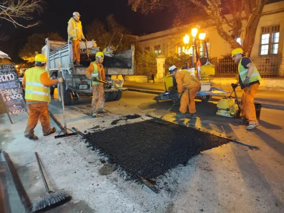 Se efectuaron trabajos de bacheo nocturno en la calle Balcarce