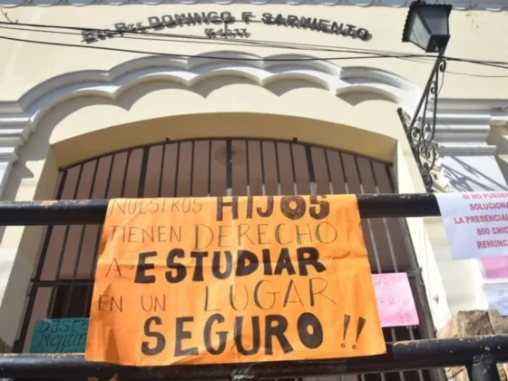 Padres de los alumnos de la Escuela Sarmiento volvieron a manifestarse