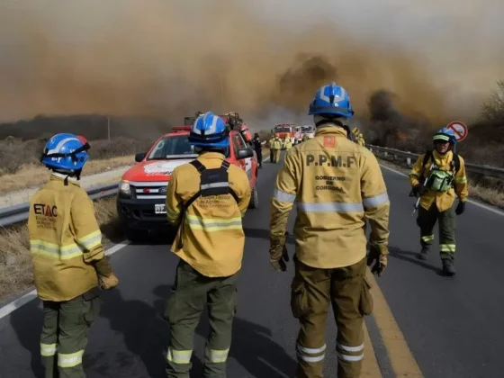 El fuego ya llegó a las casas y el viento complica la tarea de los bomberos