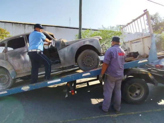 Fueron levantados dos vehículos abandonados en el barrio San José