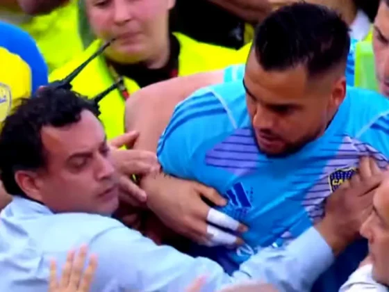 Chiquito Romero se peleó con un hincha tras la derrota de Boca en el Superclásico