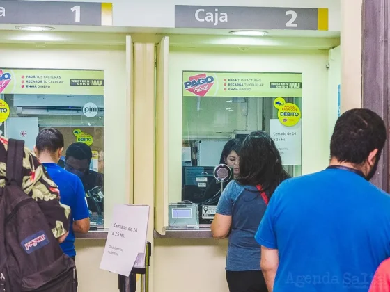Una cajera transfirió millones de pesos a su cuenta y a la de su novio policía