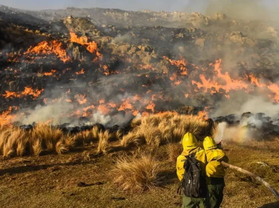 Córdoba: Denunciaron un brutal ataque a los bomberos mientras combatían los incendios