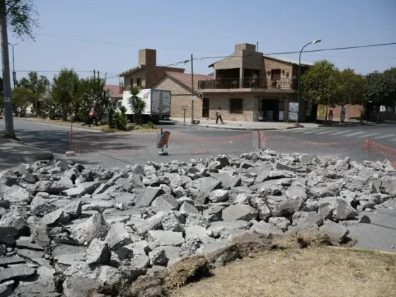 Comenzaron las obras de arreglo de calzada en av. Balbín del barrio Santa Ana
