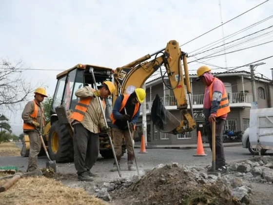 Ejecutan obras de recuperación de calzada en la av. República Del Líbano