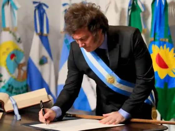 Javier Milei firmó la reglamentación de la reforma laboral: qué cambia en indemnizaciones y períodos de prueba