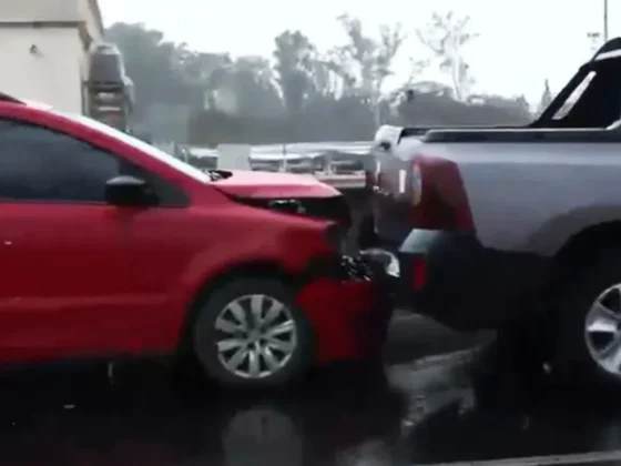 Choque en cadena bajo la lluvia sobre Avenida Arenales