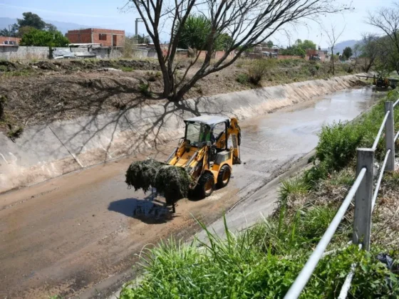 Ejecutan la limpieza del canal de Los Profesionales