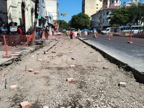 Avanza la reparación de dársenas de colectivos sobre la avenida Belgrano