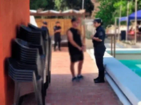 La Policía infraccionó a un hombre por vender alcohol en el predio de Villa las Rosas