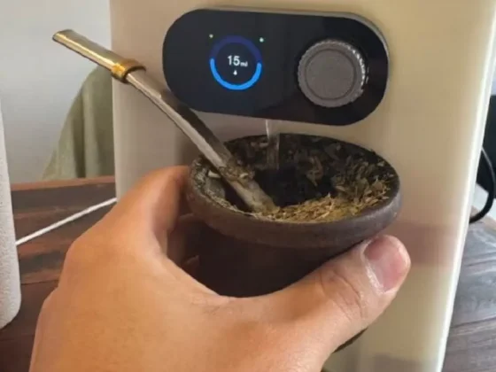 Joven argentino inventó un novedoso y cómodo método para cebar el mate