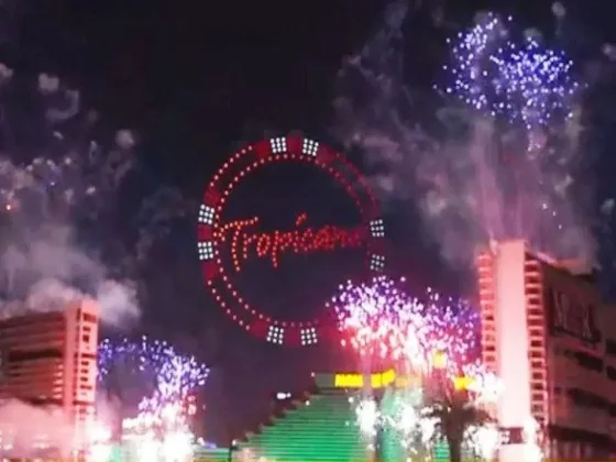 La tremenda implosión del casino Tropicana en Las Vegas, símbolo de "la ciudad del pecado"