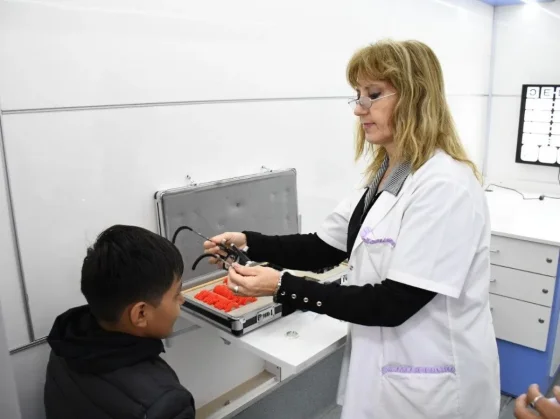 Más de 300 niños de la ciudad recibieron anteojos recetados
