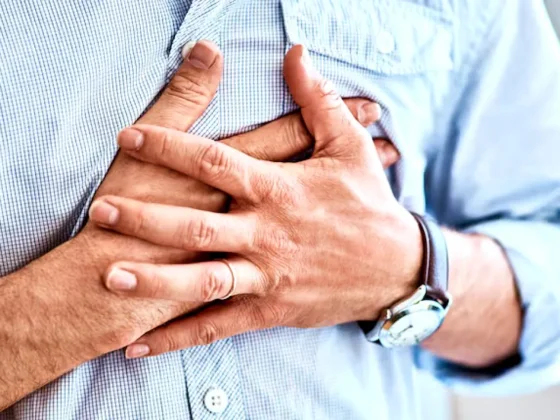 Me duele el pecho: cómo saber si es muscular o del corazón, según los especialistas