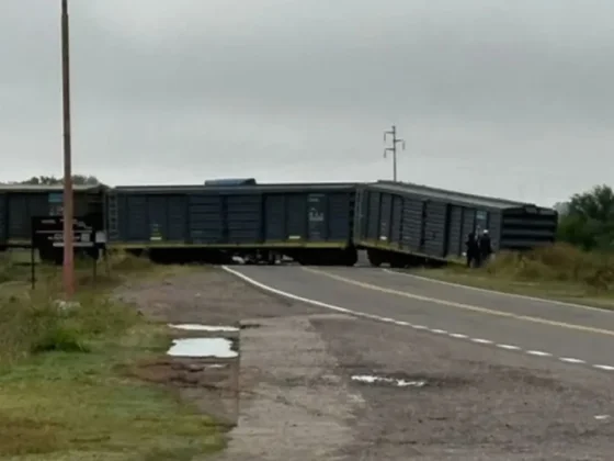 TERRIBLE: un camión chocó con un tren a la altura de la Ruta Nacional 16