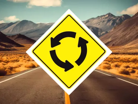 ¿Qué significa la señal de tránsito con tres flechas que forman un círculo y tiene fondo amarillo?
