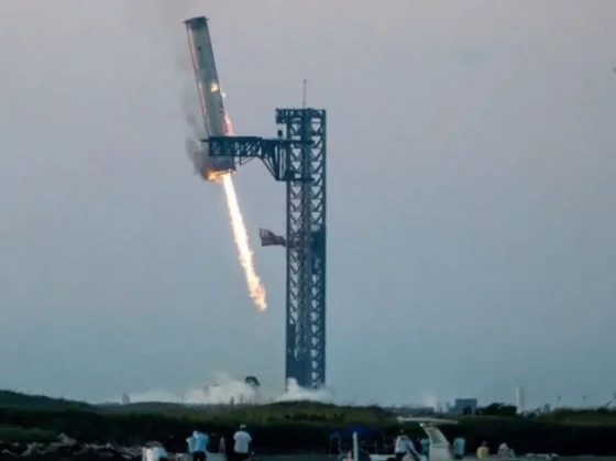 Colosal hazaña de Elon Musk: SpaceX logró "recuperar" uno de los gigantescos impulsores del Starship