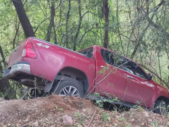 Abandonan una camioneta aparentemente robada tras una persecución