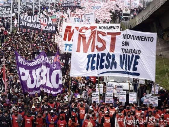 Marcha de organizaciones sociales en reclamo de más planes y aumento de la asistencia del Estado.