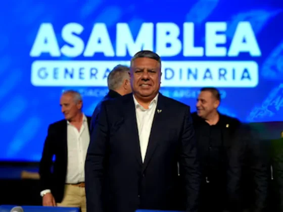 El Gobierno prepara una ofensiva judicial contra Chiqui Tapia, quien recibió ayer un fortísimo respaldo de todo el fútbol argentino
