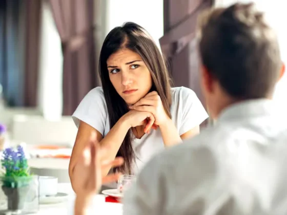 Cuáles son las 5 frases que más repiten las personas menos inteligentes, según la IA