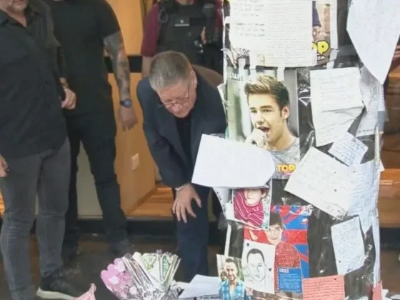 El padre de Liam Payne se emocionó en el santuario que armaron las fans