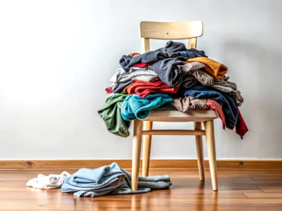 Qué significa tener ropa acumulada en una silla, según la psicología