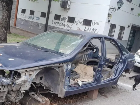 Retiraron un auto abandonado en calle Balcarce