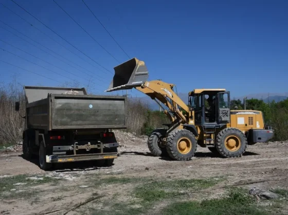 El municipio retira un basural de grandes dimensiones debajo del puente Ayacucho