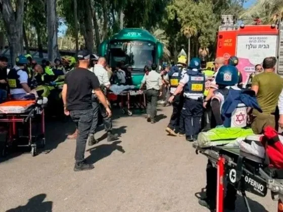 Ataque terrorista: un camión embistió a un grupo de personas en una parada de autobús de Tel Aviv