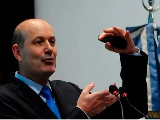 Sturzenegger aseguró que bajaron los precios de importados tras la reducción del Impuesto PAIS