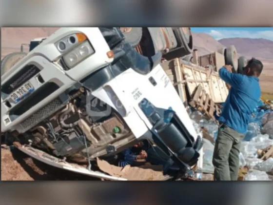 Tolar Grande: Hombre quedó atrapado al volcar el camión que conducía