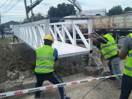 Colocaron una nueva pasarela peatonal sobre el canal Juan XXIII