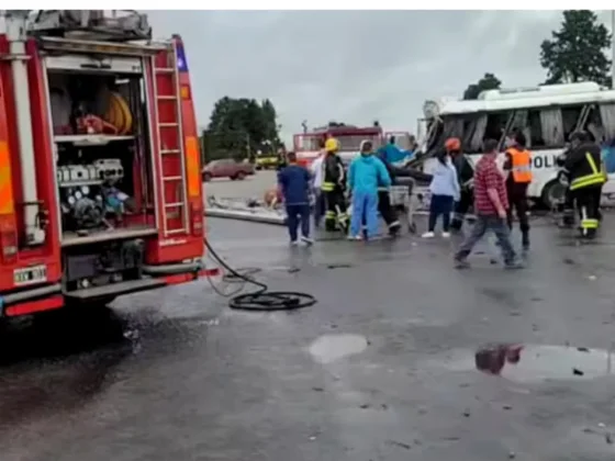 TRAGEDIA: cuatro policías murieron en un choque entre un colectivo y un camión