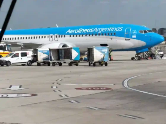El Gobierno les advirtió a los gremios aeronáuticos que cerrará Aerolíneas si no frenan las medidas de fuerza