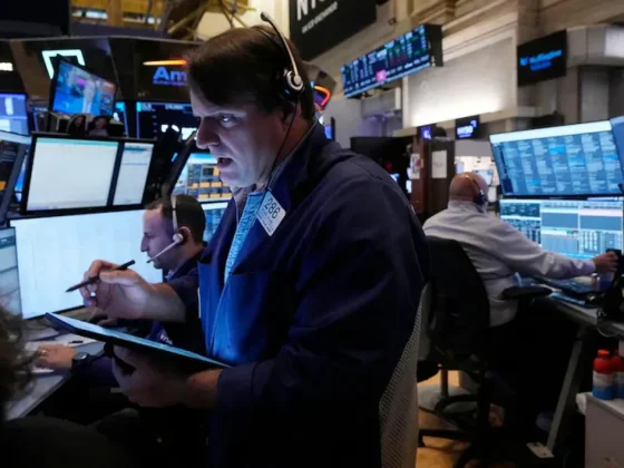El riesgo país baja a 853 puntos y las acciones argentinas en Wall Street suben hasta 6%